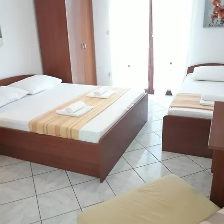 In With Sea View, Terrace, Wi-fi Apartmán Sukošan